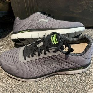 NEW Mens Skechers size 12